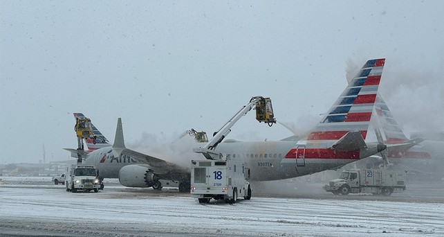 American-Airlines-Flugzeuge werden enteist: Ein Wintereinbruch für zu hunderten von Flugausfällen.
