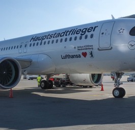 Lufthansas Airbus A320 Neo mit dem Kennzeichen D-AINZ und Spezialbeklebung in der Münchner Sonne: Der Jet ...