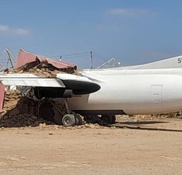 Fokker 50 von Jetways Airlines: Sie krachte in ein Haus.