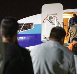 Personen besteigen einen Abschiebeflug: Die Flugbegleitergewerschaft Ufo will Abschiebungen auf Linienflügen abschaffen.