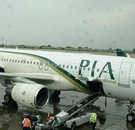 Ein Airbus A320 von Pakistan International Airlines: Die Airline hat ihren Beschäftigten verboten zu fasten, wenn sie im Dienst sind.
