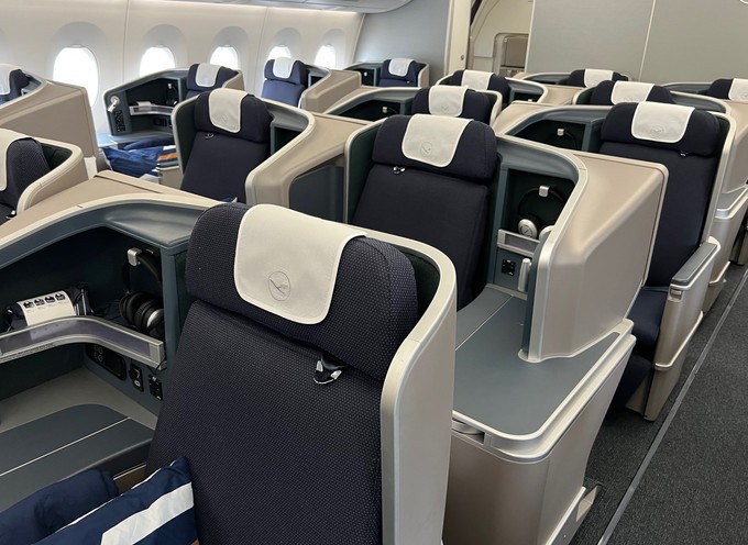 Allerdings kommen Sitze und Details jetzt in Lufthansa-Farben daher.