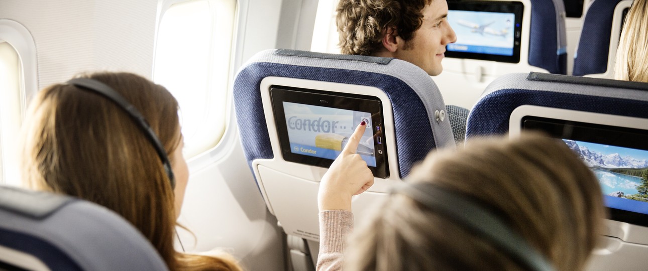 Condor-Passagiere: Sie packen in ihren Koffer ... gar nichts. Aufgabegepäck ist bei Economy Light nicht inbegriffen.