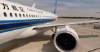 Comac C919, hier ein Exemplar von China Southern: Wie lange müssen Airlines auf das Flugzeug warten?