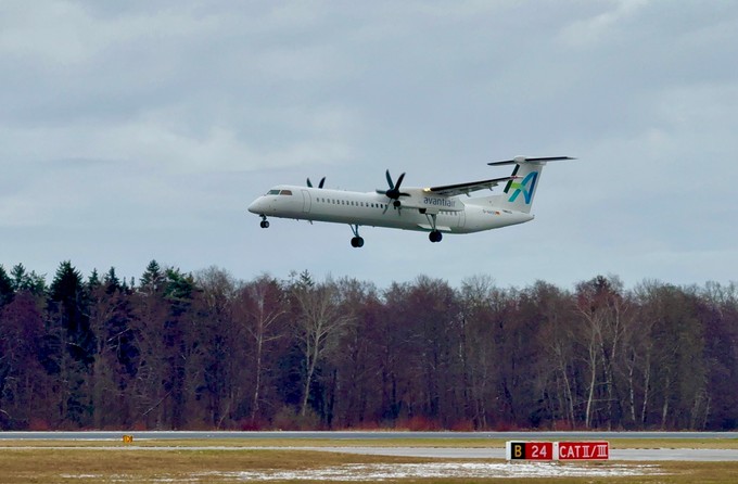 Avanti Air führt die Flüge mit De Havilland Canada Dash 8-400 durch.