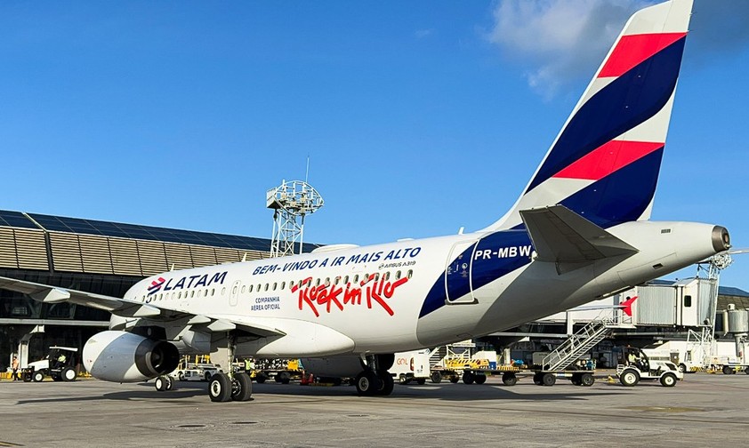Der Airbus A319 von Latam mit der Bekelbung zu Rock in Rio 2026: Die Airline ist Sponsor und zeigt das.