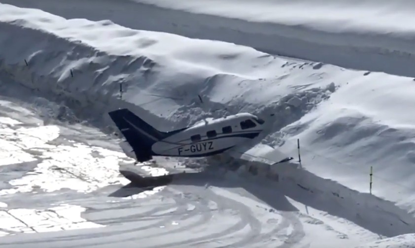 Flugzeug bleibt an Kultflugplatz im Schnee stecken
