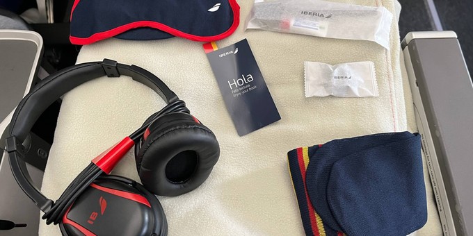 Das Amenity Kit mit den sehr guten Noise-Cancelling--Kopfhörern.