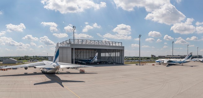 Hangar von Aircraft Maintenance and Engineering Service am Flughafen Leipzig/Halle (hier im August): Regelmäßig sind hier Antonov An-124 zu Gast.