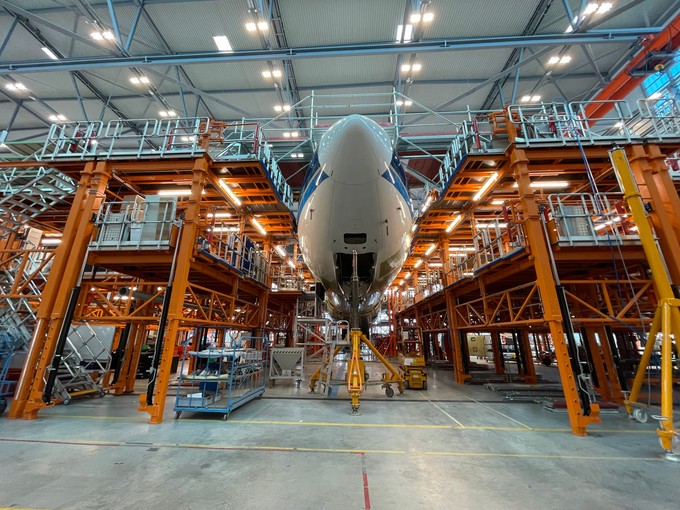 Ein Airbus A330 in der Umbauhalle.