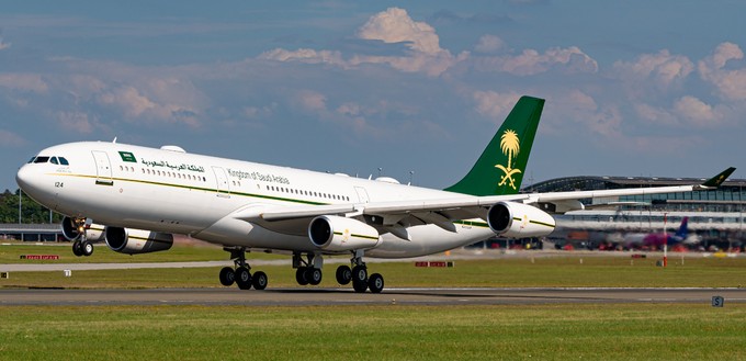 Der Airbus A340-200 der saudischen Königsfamilie beim Abflug aus Hamburg Mitte Juli 2022 ...