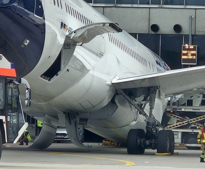 Die D-ABPQ liegt auf der Nase: Die Boeing 787-9 sollte nach Los Angeles fliegen.