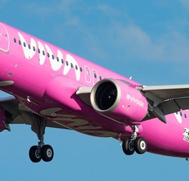 Airbus A320 Neo von Viva Air Colombia: Werbung für Bewusstsein für Brustkrebs.