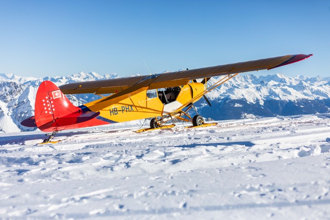 Die Piper Super Cub im Schnee.