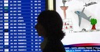 Anzeigetafel auf spanischem Flughafen: Ryanair kürzt Angebot.