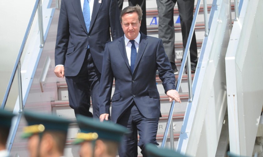 David Cameron bei der Ankunft am Flughafen in Tokio: Er reiste mit der 747 von Sonangol.
