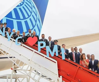 United Airlines feiert den Erstflug 2026 nach Mallorca: Die Airline fliegt im Sommer Newark-Mallorca sechsmal pro Woche.