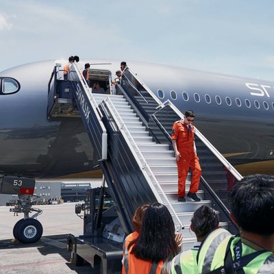 starlux airlines silberner airbus a350 1000