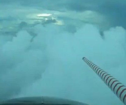 Flugzeug fliegt ins Auge von Hurrikan Laura