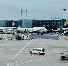 Boeing 747 von Lufthansa in Frankfurt: Die Angestellten fordern mehr Lohn.