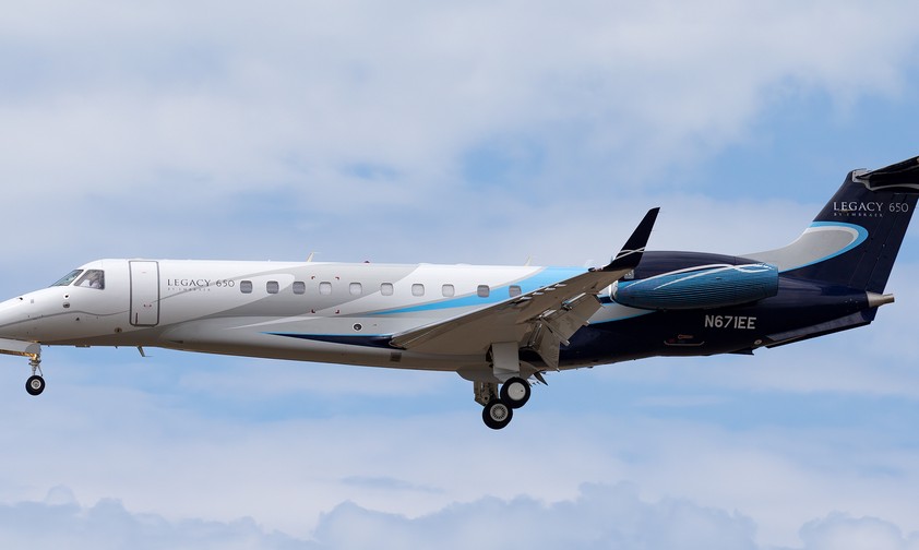 Eine Legacy 650: Bikini Jet hat eine im AOC.