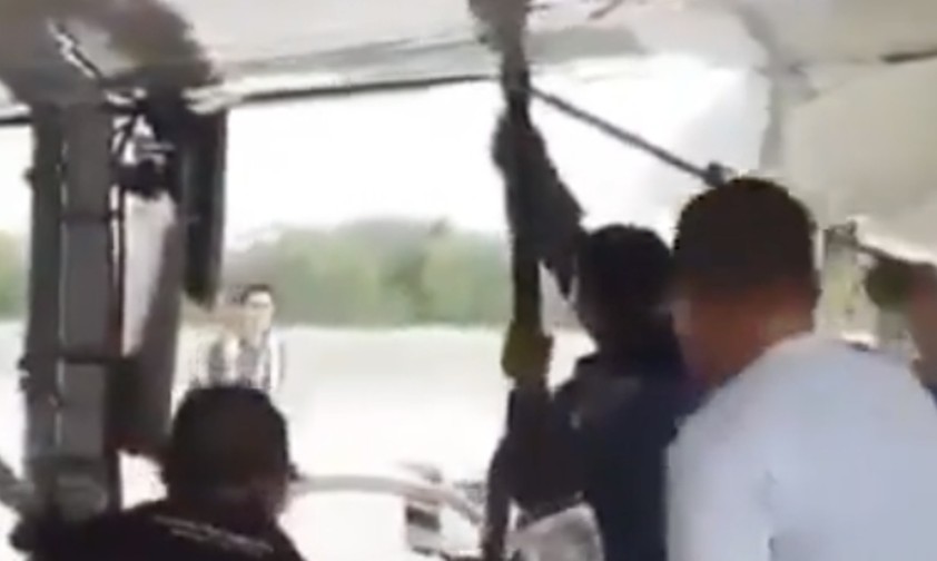 Schlangen-Entfernung bei Raya Airways. Kräftig ziehen und dann den Kopf sichern.