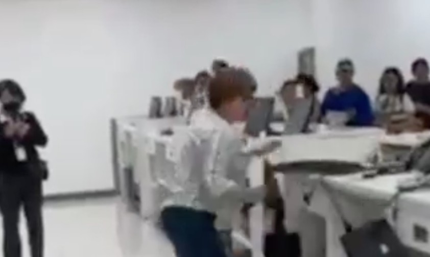 Wütende Passagierin zertrümmert Check-in-Computer