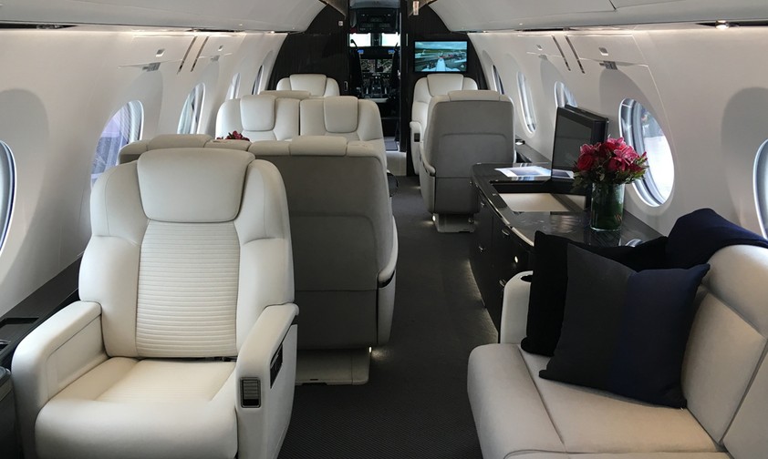 ... während die G500 von innen etwas sportlicher aussieht. Beide Jets können bis zu 19 Passagiere transportieren.