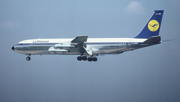 Blau und Gelb wurden zum beherrschenden Thema des Auftritts (im Bild eine Boeing 707).