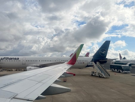 Lufthansa-Flugzeug am Flughafen Lissabon: Lufthansa Group steigt bei TAP ein.