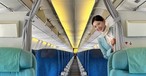 Eine Flugbegleiterin von Korean Air: Die Airline stoppt ihrem Bordservice nun früher.