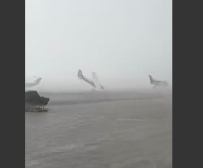 Sturm am Flughafen Forli: Flugzeuge umgedreht.