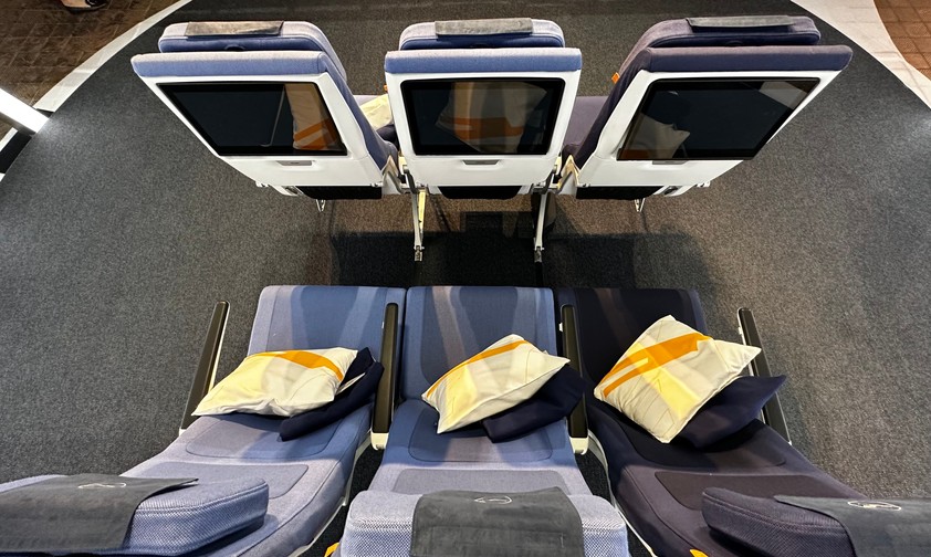 Lufthansa baut neue Sitze in die Economy Class ihrer neuen Langstreckenflugzeuge.