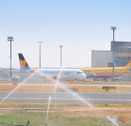 Rasensprenger am Flughafen Frankfurt (im Jahr 2018): Auch aktuell herrscht Hitze.