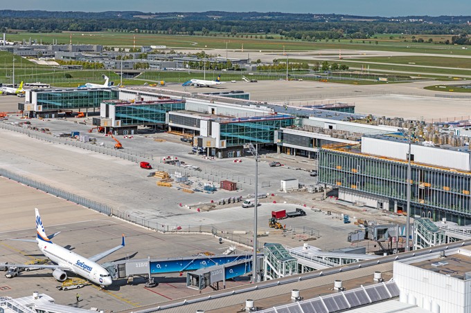 Die Baustelle aus der Luft. Der Rohbau ist abgeschlossen, aber die 13 Fluggastbrücken fehlen noch.