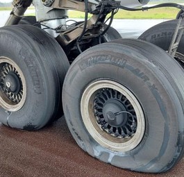 Fahrwerk der Boeing 777 von KLM: Landung mit Komplikationen.