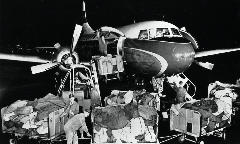 Nachtluftpost wird am Flughafen Frankfurt in eine Convair 440 Metropolitan von Lufthansa verladen: Das Foto entstand um das Jahr 1961.