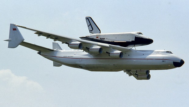 So weit kommt die Antonow aber nur, wenn sie leer ist. Wenn sie vollbeladen ist, kann sie nur noch 2500 Kilometer weit fliegen. Das maximale Startgewicht der An225 beträgt rund 600 Tonnen, das des A380 nur 560 Tonnen.