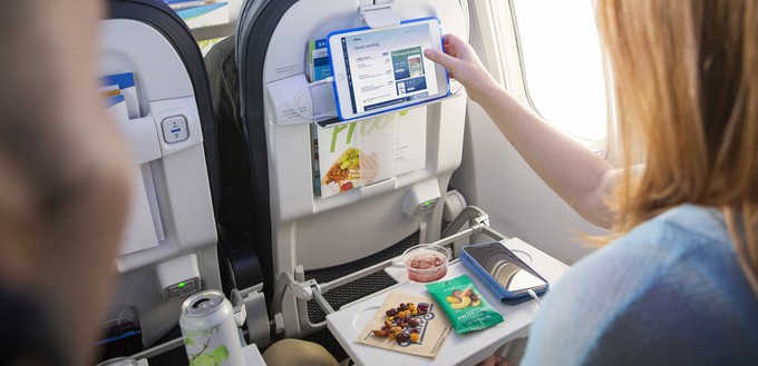 Die neue Kabine von Alaska Airlines: Hier zu sehen ist ein Platz in der Premium Economy mit Tablethalter am Vordersitz.