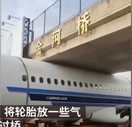Flugzeug bleibt unter Brücke stecken