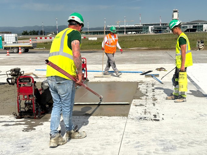 Die neuen Betonplatten sind kleiner dimensioniert, um Spannungen besser aufzunehmen.