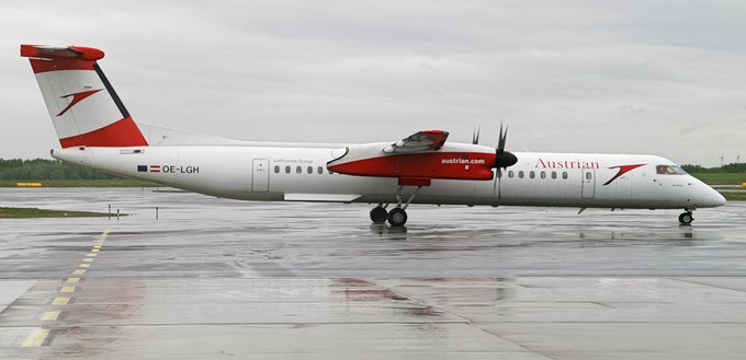 Die neueste und nochmals gestreckte Version Dash 8-400 oder Q400 ist bis heute vielerorts im Einsatz - so auch bei Austrian Airlines, wo sie langsam abgelöst wird. Ihren Erstflug hatte die Variante 1996.