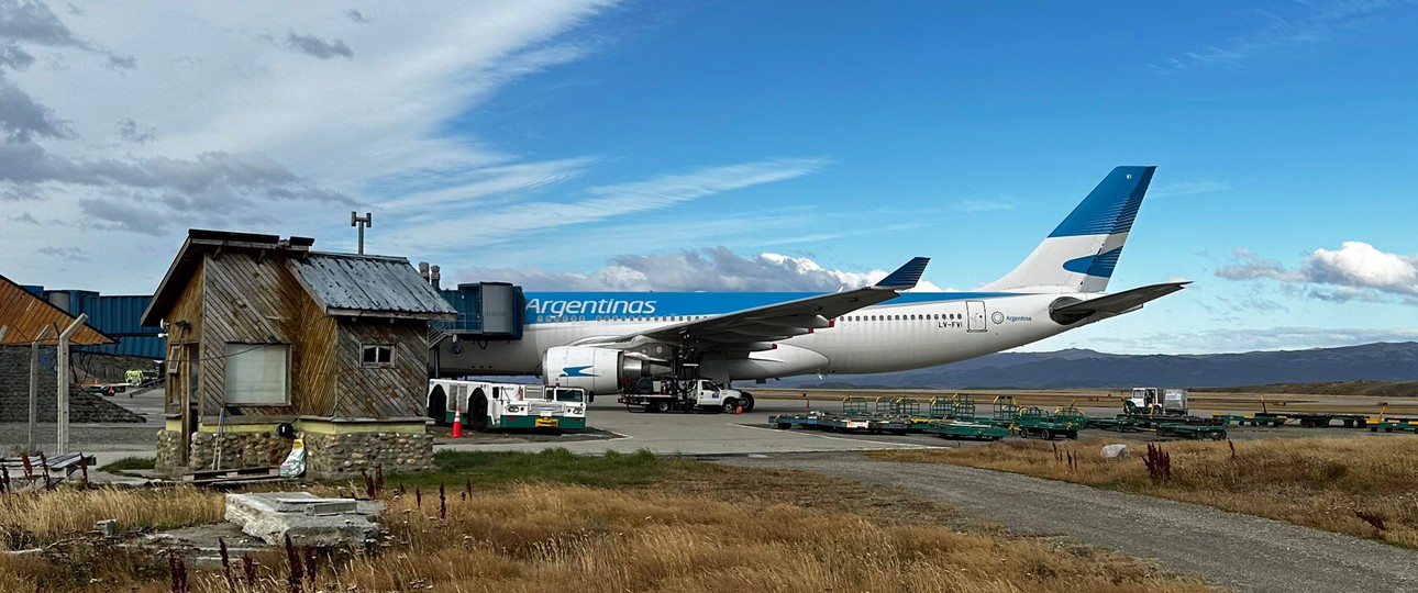 Airbus A330 von Aerolineas Argentinas in Ushuaia: Die Airline gehört künftig den Angestellten.