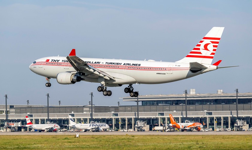 Ein Airbus A330-200 von Turkish Airlines landet am Flughafen BER: Turkish Airlines setzt am meisten Langstreckenflugzeuge innerhalb Europas ein.