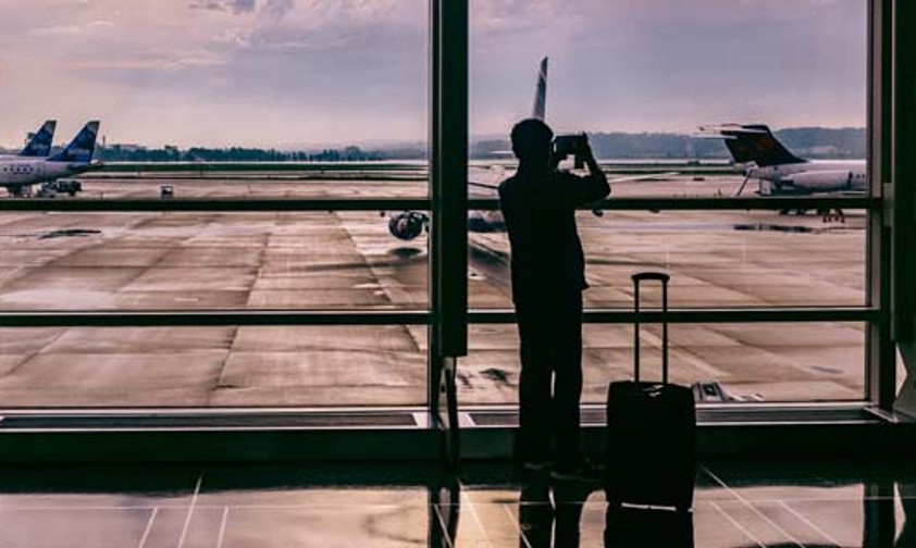 Passagier am Flughafen: Reisende zahlen drauf, wenn es bequemer wird.