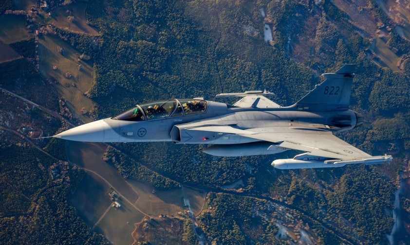 Saab Gripen mIt Arexis-EAJP. Die Abkürzung steht für Electronic Attack Jammer Pod.
