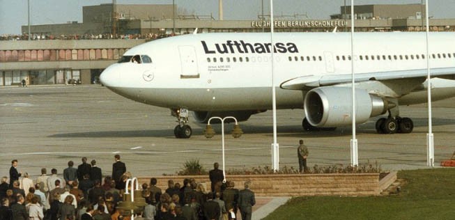 <span class="articledate">Aviatische Wiedervereinigung: Am 28. Oktober 1990 darf die Airline nach </span>45 Jahren Unterbruch erstmals wieder nach Berlin fliegen. Der Airbus A310-300 «Donaueschingen» landet in Tegel (im Bild eine Aufnahme des Flugzeuges in Schönefeld).