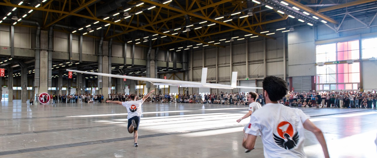 Der weltgrößte Papierflieger: Er flog über 59 Meter.