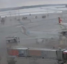 Blick vom Terminal aufs Vorfeld: Am Flughafen Hamburg lag am Mittwoch Schnee.