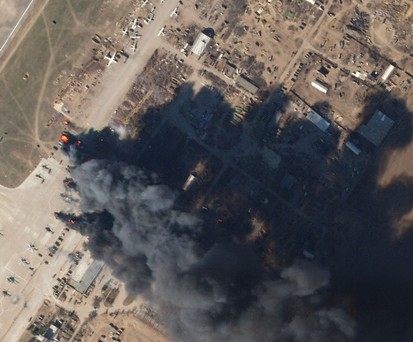 Der Flughafen Kherson nach einer der ersten Bombardierungen: Starke Zerstörung.